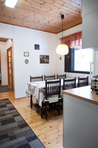 AlajärviLepikko - Helppoa majoitusta, Easy accommodation的一间带桌子和椅子的用餐室