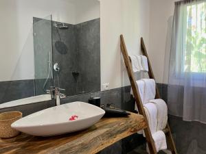 吉汶瓦Tangawizi Villa with Private Pool ZanzibarHouses的木制柜台上带水槽的浴室