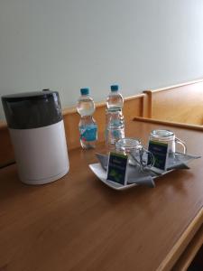 RodewischHotel Garni的桌子上放着两瓶水和眼镜