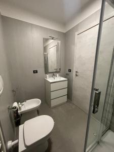 罗马Sweet Lullaby的浴室配有卫生间、盥洗盆和淋浴。