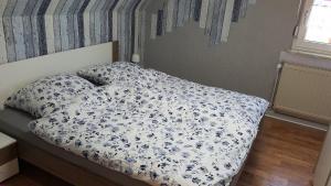 威廉港Seehund-Lilly的一间卧室配有一张带蓝色和白色棉被的床