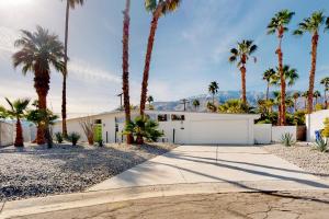 棕榈泉Desert Willow Mod Permit# 5268的棕榈树和车道的白色房子