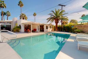 棕榈泉Desert Willow Mod Permit# 5268的棕榈树屋前的游泳池