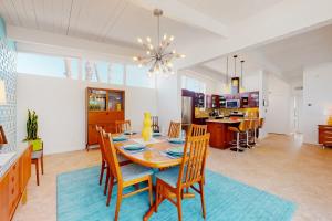 棕榈泉Desert Willow Mod Permit# 5268的用餐室以及带桌椅的厨房。