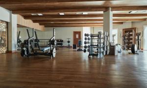 格拉玛多Buona Vitta Gramado Resort & Spa by Gramado Parks的一间健身房,里面装有几台跑步机和举重器材