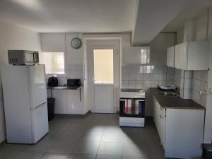 Évry-les-ChâteauxAppartement en duplex的厨房配有白色家电和白色冰箱