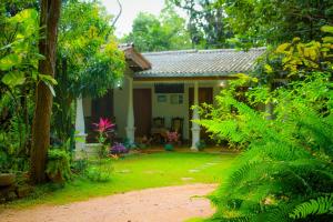 锡吉里亚Travelodge Sigiriya的花园中的小房子