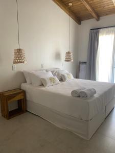 圣拉斐尔Posada Miss Olivos的一间卧室配有一张大白色床和两个吊灯