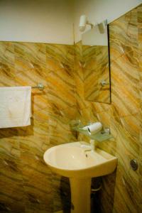锡吉里亚Travelodge Sigiriya的一间带水槽和镜子的浴室