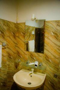 锡吉里亚Travelodge Sigiriya的一间带水槽和镜子的浴室