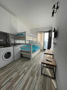 古多里Apartment N503 Gudauri Loft的客房设有两张双层床和洗衣机。
