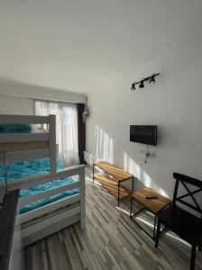 古多里Apartment N503 Gudauri Loft的客房设有两张双层床和一台平面电视。