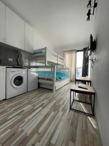 古多里Apartment N503 Gudauri Loft的白色的客房配有洗衣机和洗衣机。