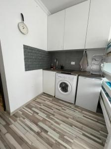 古多里Apartment N503 Gudauri Loft的厨房配有洗衣机