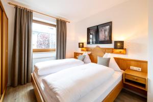 滨湖采尔阿兹特公寓酒店的配有窗户的酒店客房内的两张床