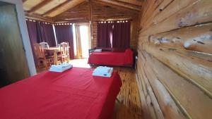 科斯金Complejo majua的小木屋内的一个红色桌子的房间