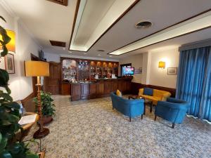维克艾库塞美嘉马雷酒店的酒店大堂设有蓝色椅子和酒吧