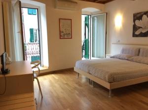 里奥马哲雷美好生活旅馆的卧室配有一张床、一张书桌和窗户。