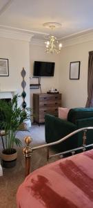 惠特比佛罗伦萨宾馆的带沙发和电视的客厅
