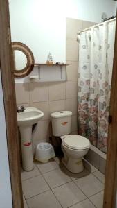 蒙塔尼塔Portón Azul的浴室设有卫生间水槽和淋浴帘