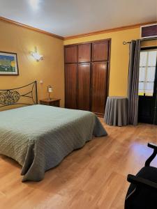 福什科阿新镇金塔多尔德姆旅馆的一间卧室配有一张床,铺有木地板