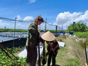 金瓯Bà Ngoại Homestay的两个女人站在围栏旁边