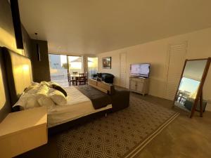伊泽芳登Flip Flops Villa的一间卧室配有一张大床和电视