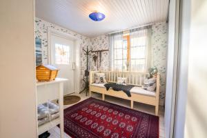 吕勒奥Luleå Village Cabin的儿童间,设有婴儿床和窗户