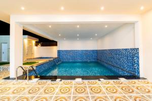 阿尔哈德COMFORT CHALET & APARTMENTS的蓝色瓷砖房子内的游泳池