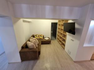 布加勒斯特Oana Luxury Home的带沙发和平面电视的客厅
