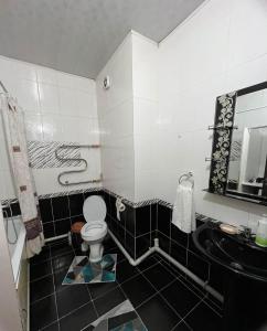 阿拉木图Marzhan Apartments的黑白浴室设有卫生间和水槽