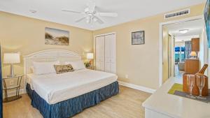马拉松古伦斯海滨度假酒店的一间卧室配有一张床和吊扇