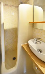 帕诺尔莫斯米科诺斯Sea Breeze Mykonos的一间带水槽和淋浴的浴室