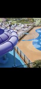 布莱克浦3 bedroom luxury caravan haven, marton mere的水上公园的紫色水滑梯