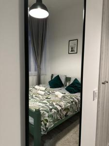 布达佩斯Dolce Vita Budapest的卧室内床的镜子反射