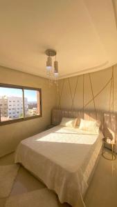 萨菲Most Beautiful Apartment in Safi的卧室配有白色的床和窗户