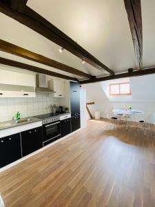茨维考YourFavoriteBed 80m2 Designwohnung im Zentrum 2的一间铺有木地板并配有桌子的大厨房
