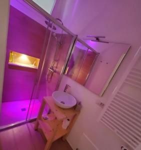纳尔多SEA FRONT, Allegria, Santa Maria al Bagno的一间带水槽和紫色照明的浴室