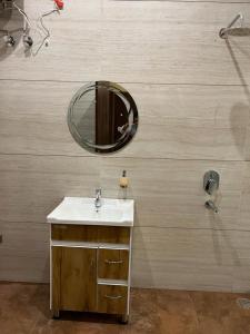 RūpnagarHotel Sukoon Bharatgarh的一间带水槽和镜子的浴室