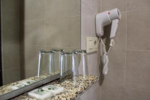托莱多马德里旅馆的一间带吹风机和四杯眼镜的浴室