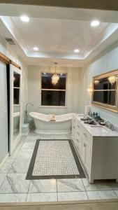 马德拉Beautiful peaceful desirable home in Madera Rancho的白色的浴室设有浴缸和水槽。