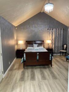 马德拉Beautiful peaceful desirable home in Madera Rancho的一间卧室配有一张床和两盏灯。