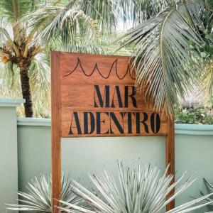 托拉Mar Adentro Sanctuary的一种植物旁的马达蒂诺标志