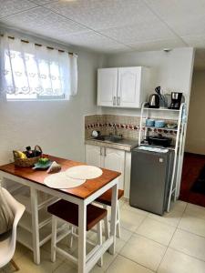 昆卡Nonno’s House的厨房配有木桌和冰箱。