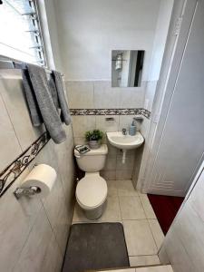 昆卡Nonno’s House的一间带卫生间和水槽的小浴室