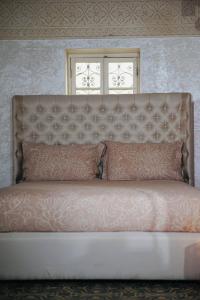 得土安Riad Amelia : Lalla Nora Room的一张带粉红色枕头的大床