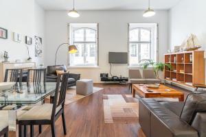 里斯本查多 - CH街LV尊贵公寓的客厅配有沙发和桌子