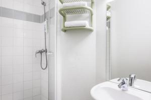 安特卫普宜必思经济型酒店安特卫普中央车站店的带淋浴和盥洗盆的白色浴室