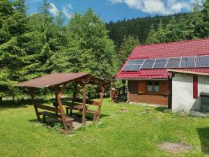 红湖Cabana DUY-KAY的野餐桌和带太阳能电池板的房子