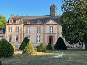 勒芒24H LE MANS Château de Lauresse chambres d'hôtes Luxe的鸟儿站在前面的建筑